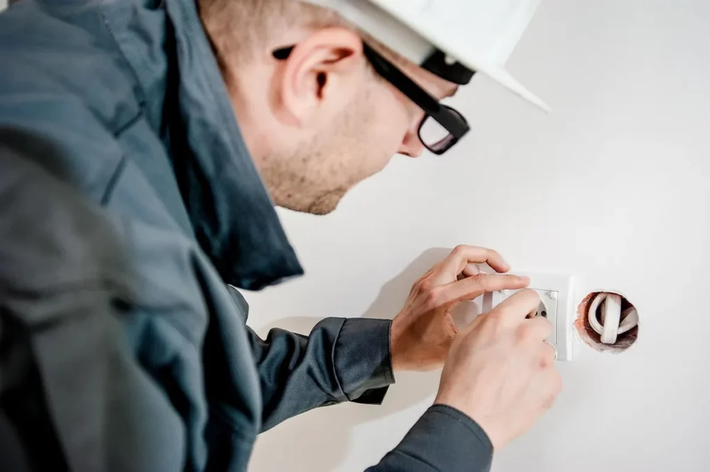 Installation d'une prise électrique par un électricien