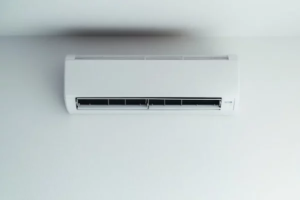 Système d'air conditionné placé en haut d'un mur intérieur