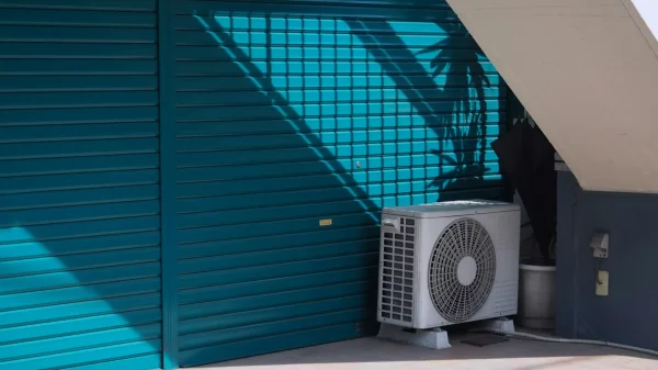 Pompe à chaleur placée à l'extérieur d'une habitation